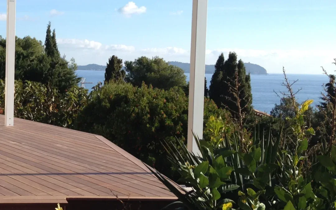 Conception terrasse surélevée en bois exotique à Bandol : jardin en pente, vue mer | Teck Aménagement