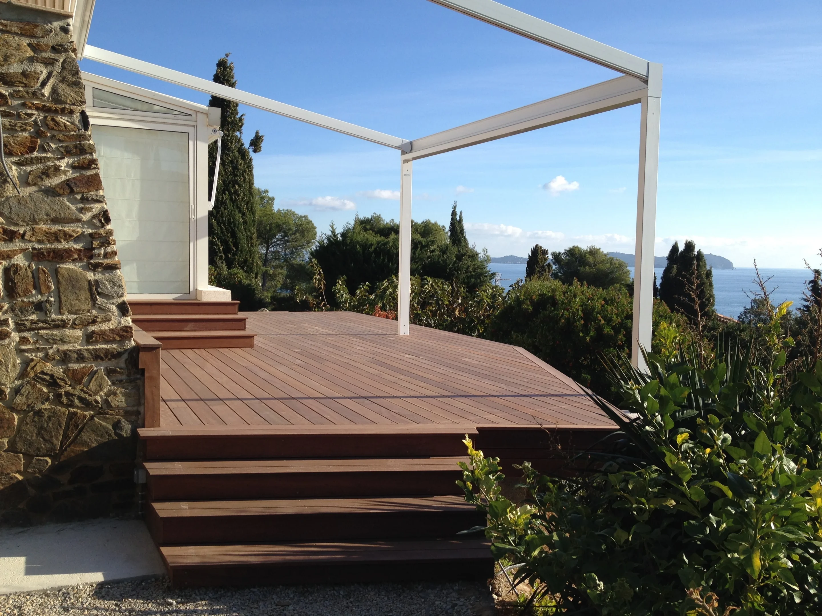 Conception terrasse surélevée en bois exotique à Bandol : jardin en pente, vue mer | Teck Aménagement 8 Conception dune terrasse surelevee et en bois exotique dans un petit jardin a Bandol3 scaled