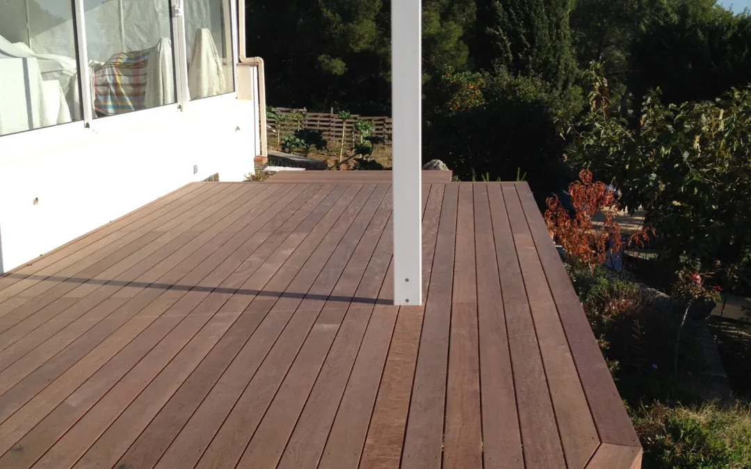 Profitez de votre vue mer grâce à une terrasse surélevée en bois exotique pour ce jardin à Bandol