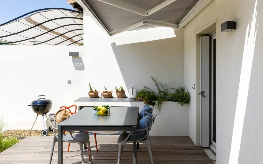 Création d&rsquo;une petite terrasse en bois exotique dans un jardin paysager à Marseille