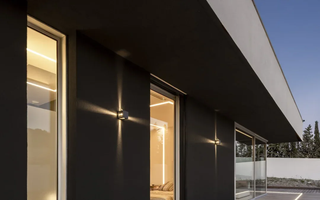 Création et pose d&rsquo;une terrasse en bois pour une maison avec jardin et piscine à Marseille