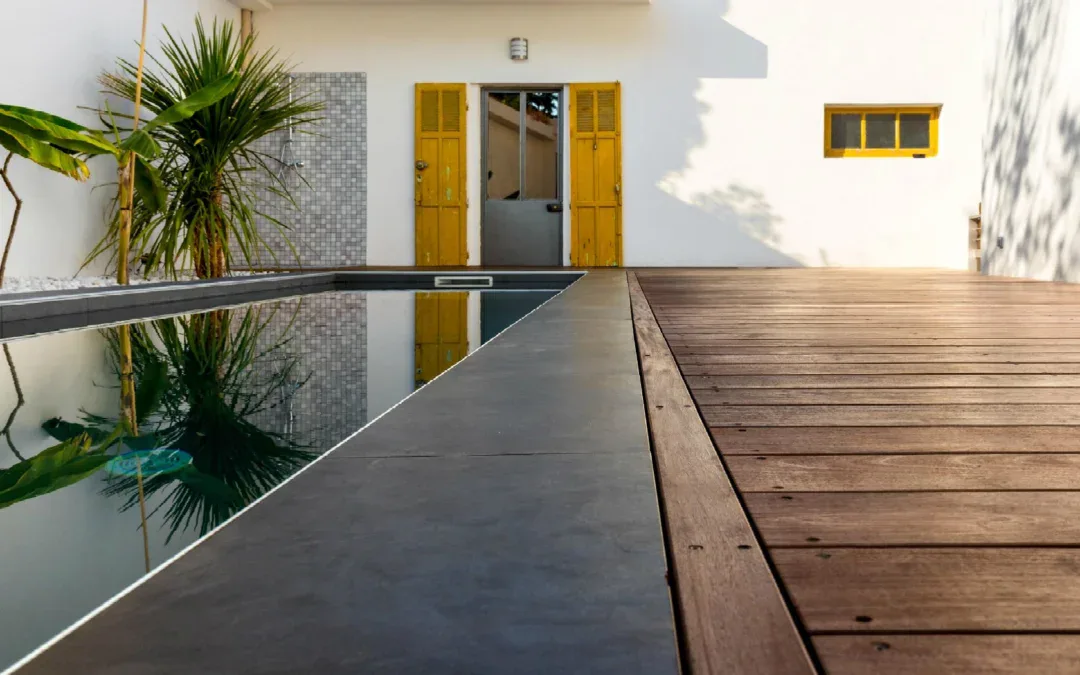 Tour de piscine en bois exotique à Marseille 8ᵉ