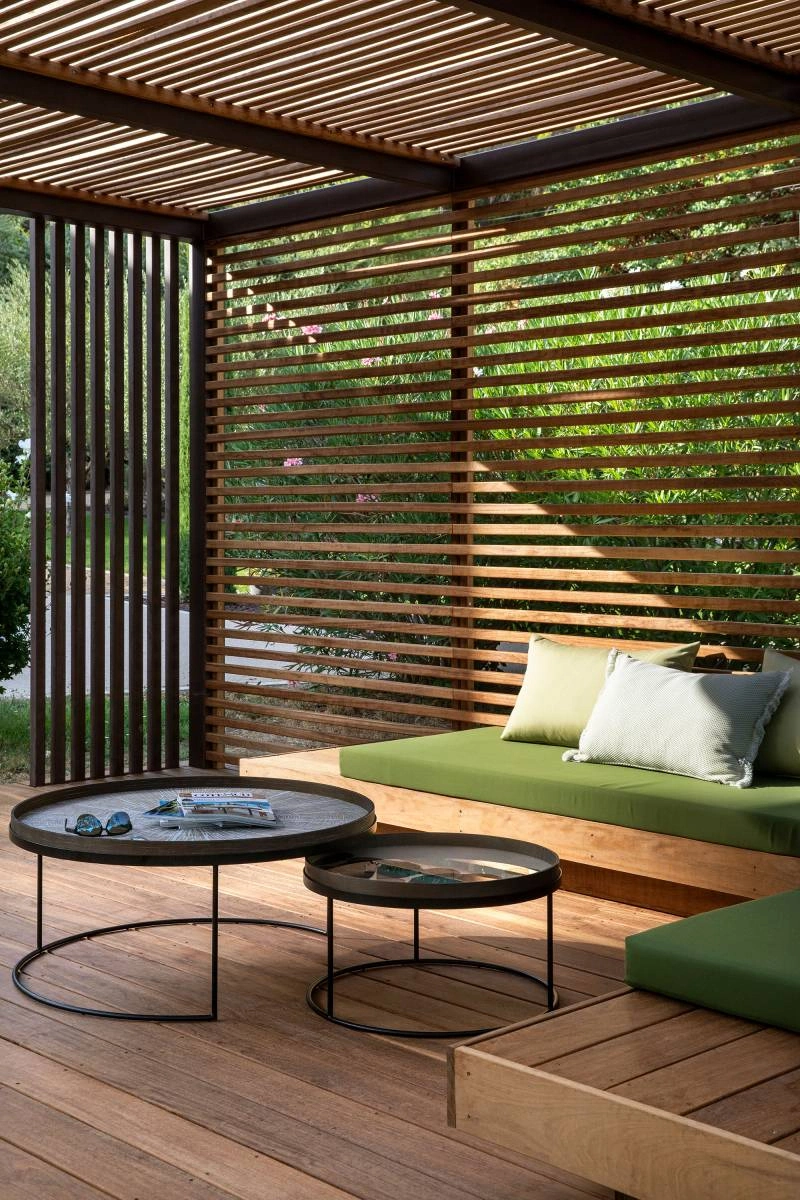 Pergola bois autoportée à Cannes – Teck Aménagement Pergola bois bioclimatique à Marseille