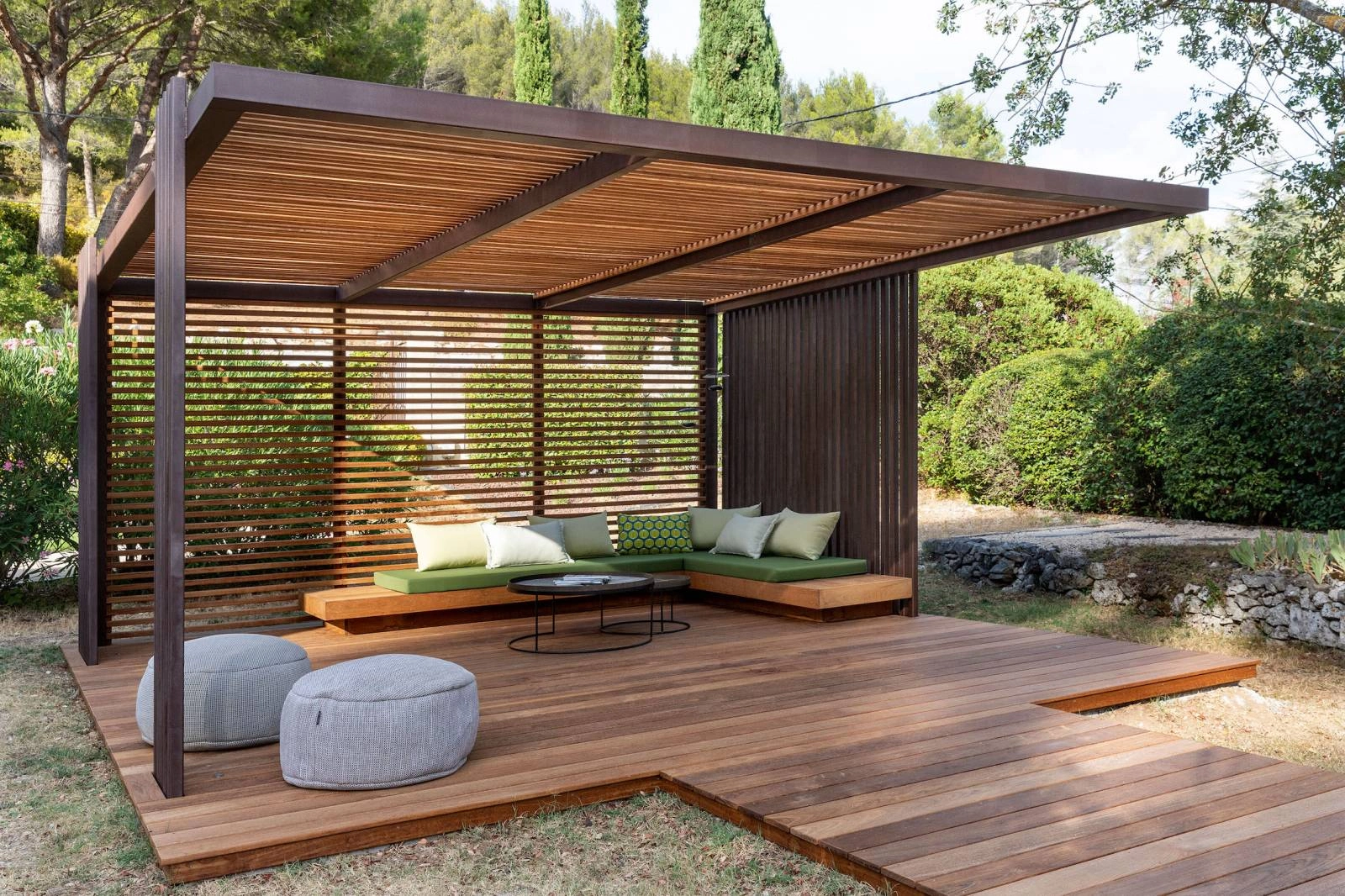 Création d’une pergola bois exotique de 90m² et terrasse bois ipé à Cabriès3 Pergola bois bioclimatique à Marseille