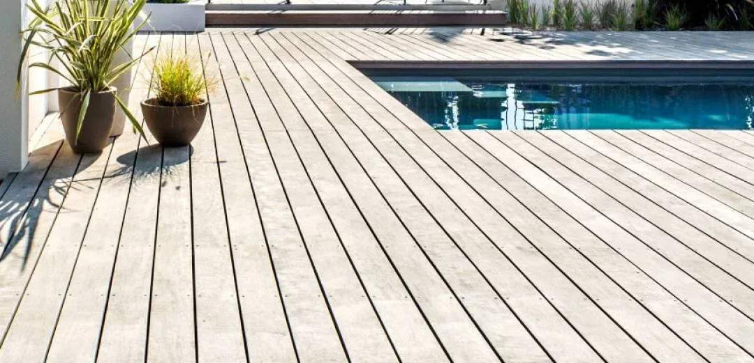 Aménagement de petite terrasse en bois grisé en PACA : sur mesure sans entretien