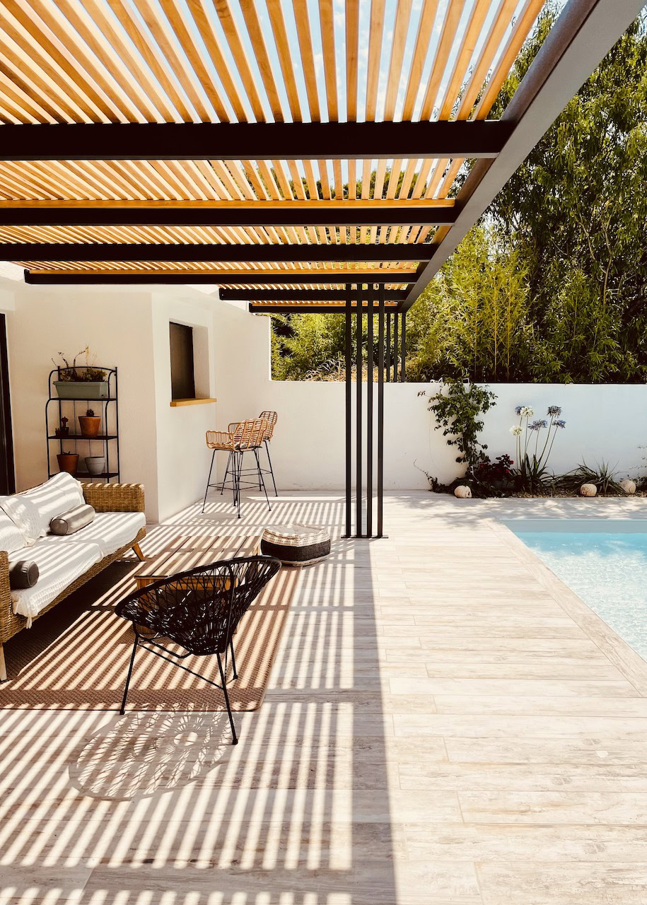 Pergola bioclimatique en métal avec habillage en bois exotique pour terrasse à Marseille.