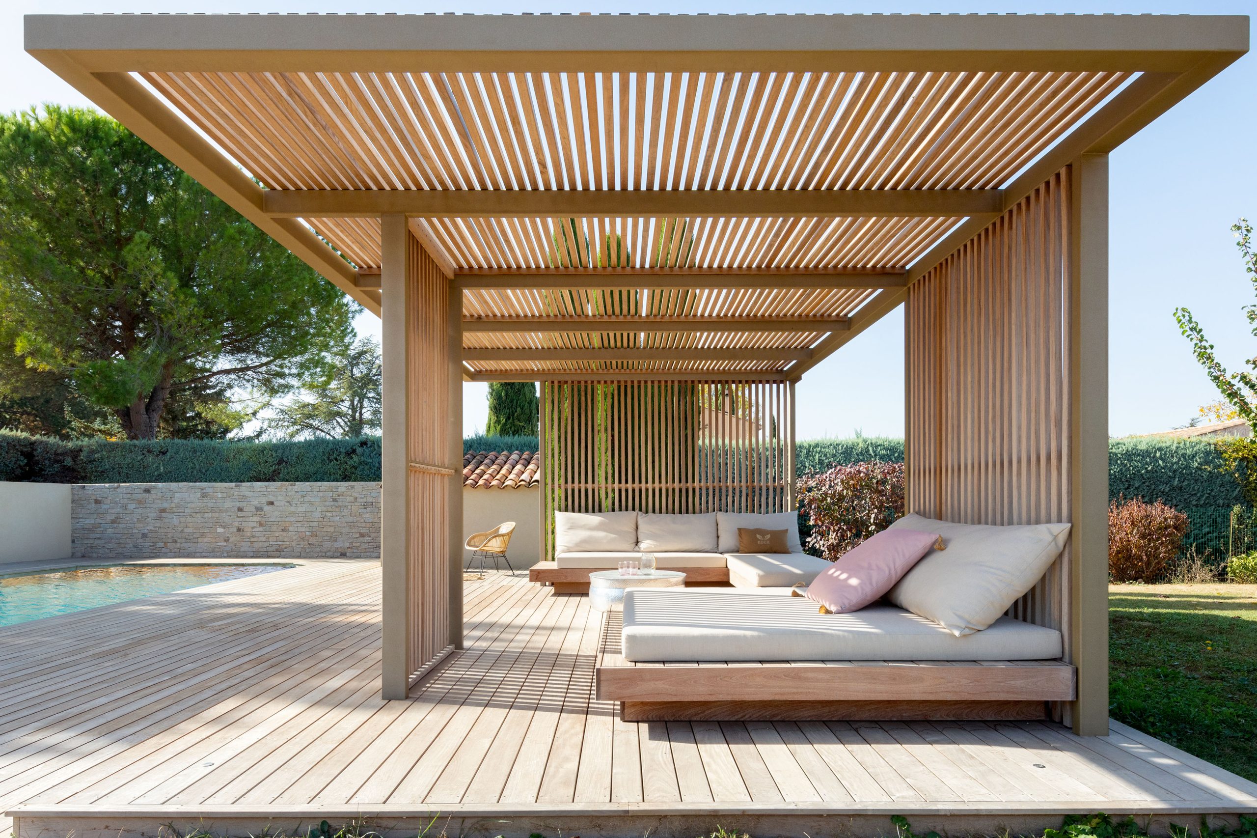 Structure en bois pour espace détente extérieur à Aix-en-Provence.