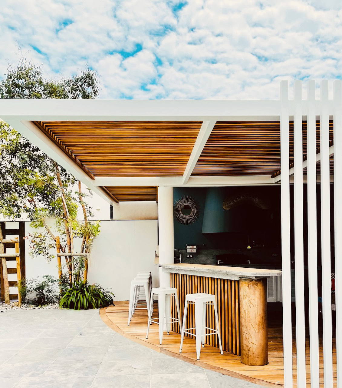 Pergola bioclimatique en bois exotique de 40 m² avec bar sur mesure à Marseille.