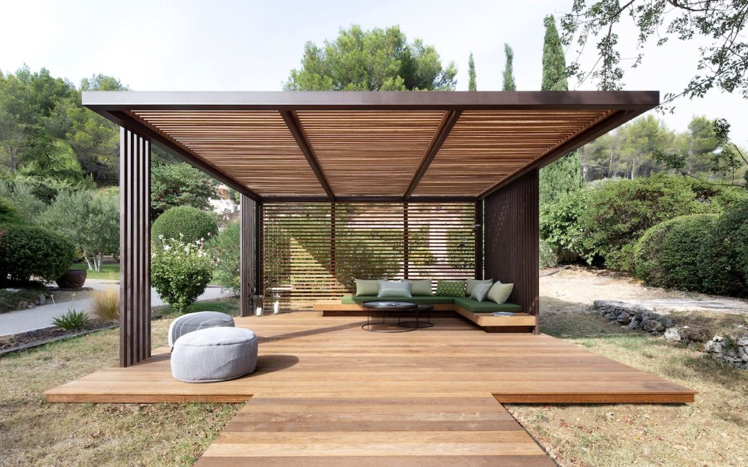 Les avantages d’une pergola bioclimatique bois à Marseille, été comme hiver