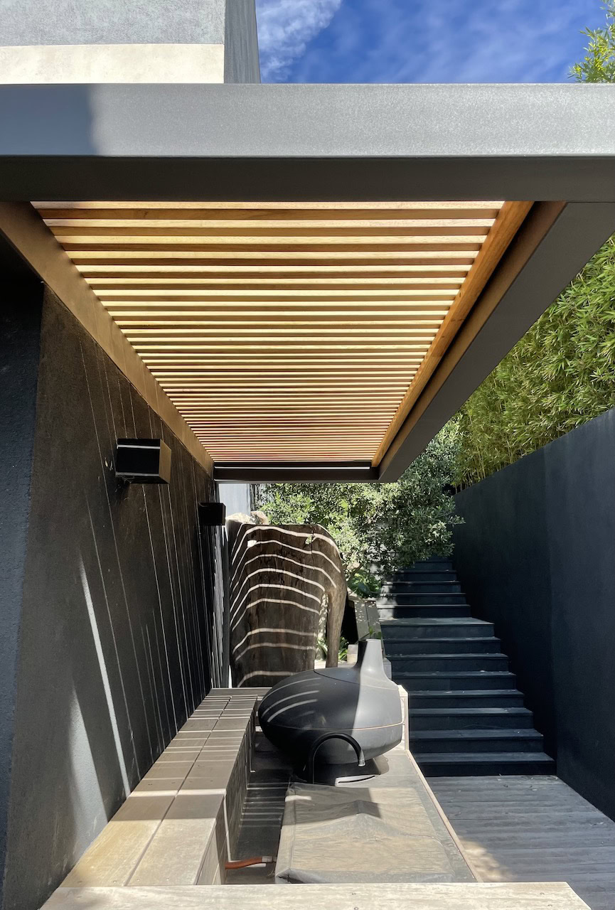 Pergola bioclimatique en fer et bois exotique pour villa à Sanary-sur-Mer.