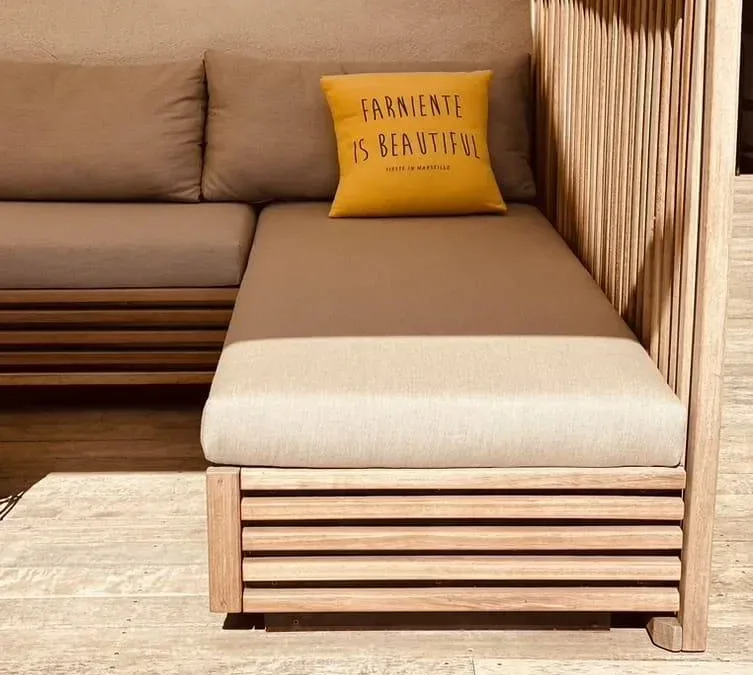 Aménagez votre extérieur avec un mobilier en bois exotique sur-mesure