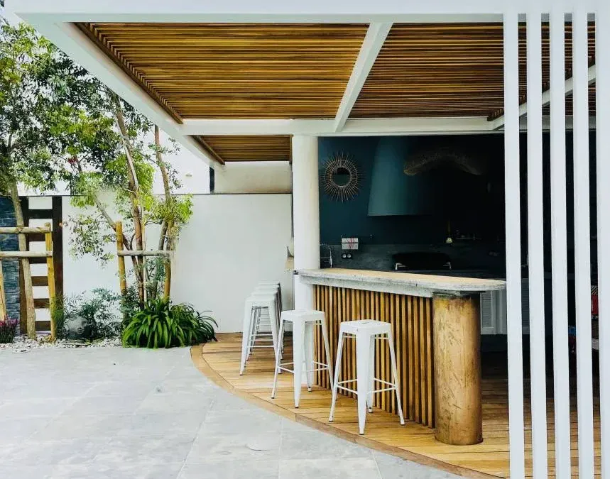 Pergola bioclimatique en bois exotique de 40 m² avec bar sur mesure à Marseille