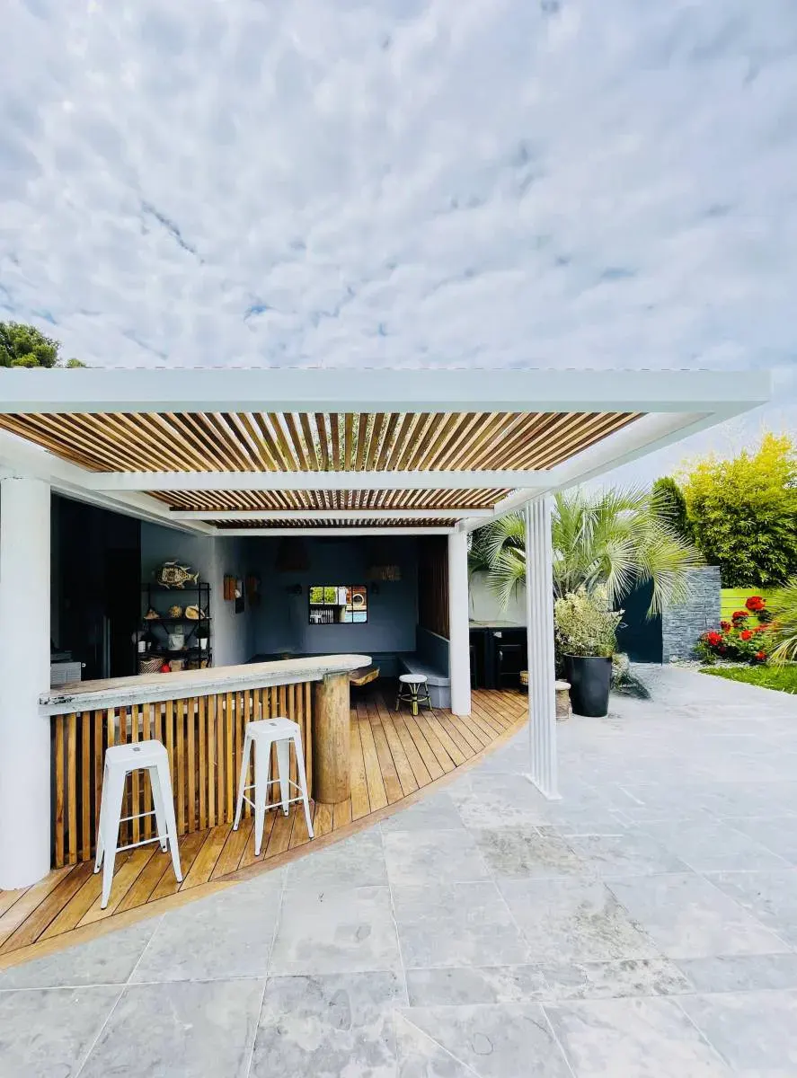 Pergola bois bioclimatique à Marseille