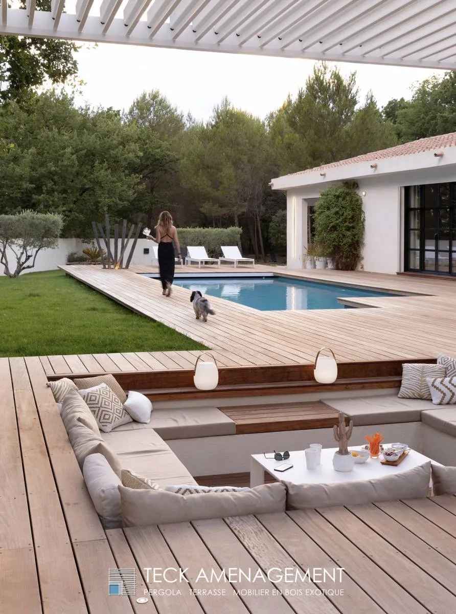 Espace extérieur avec piscine, pergola en bois et salon enterré pour villa à Saint Cannat.