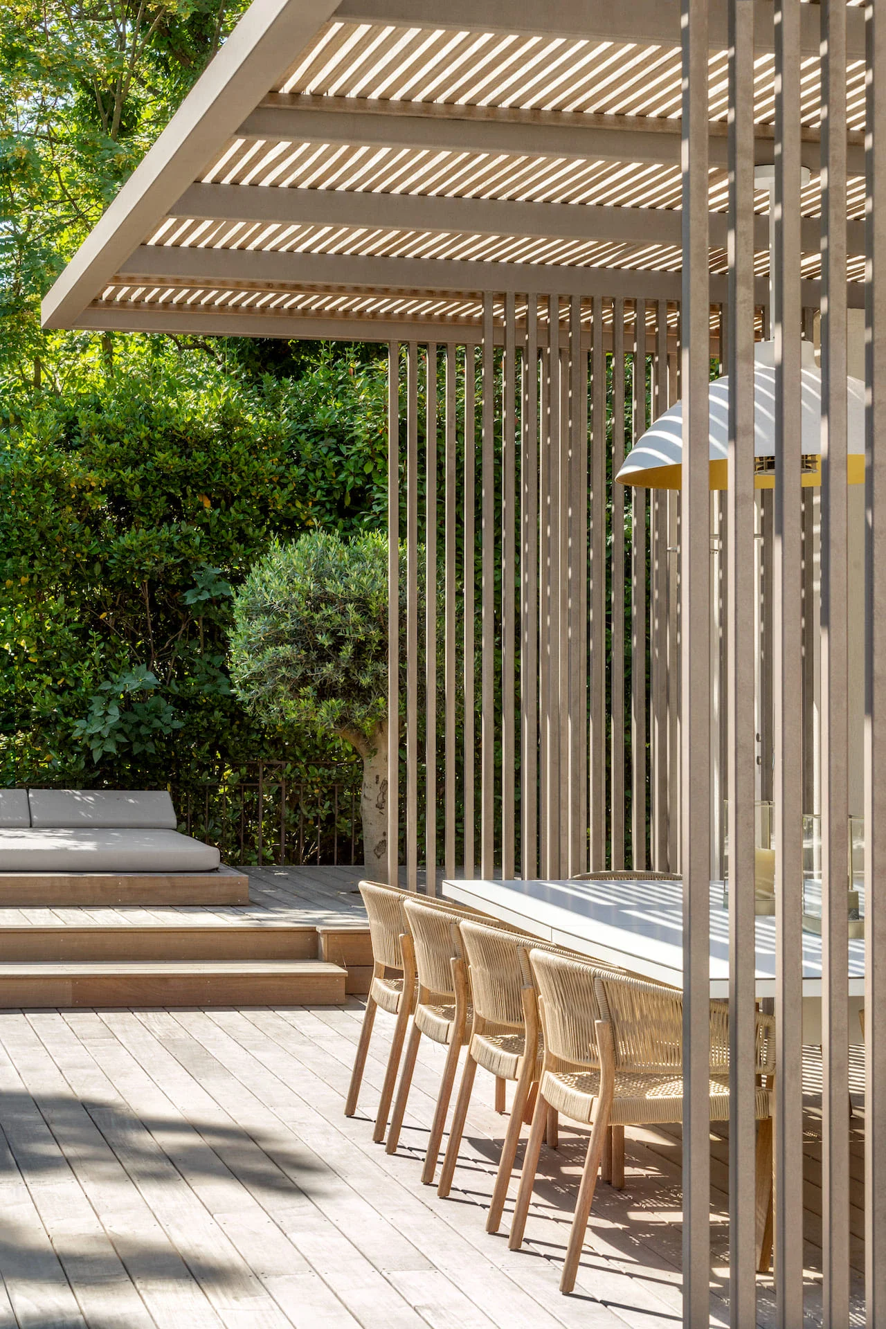 Création d’une pergola bois exotique de 90m² et terrasse bois ipé à Cabriès3 Pergola bois bioclimatique à Marseille