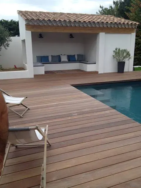 Agrandissement d&rsquo;une plage de piscine en ipé, marches d&rsquo;accès et mobilier design à Aix-en-Provence