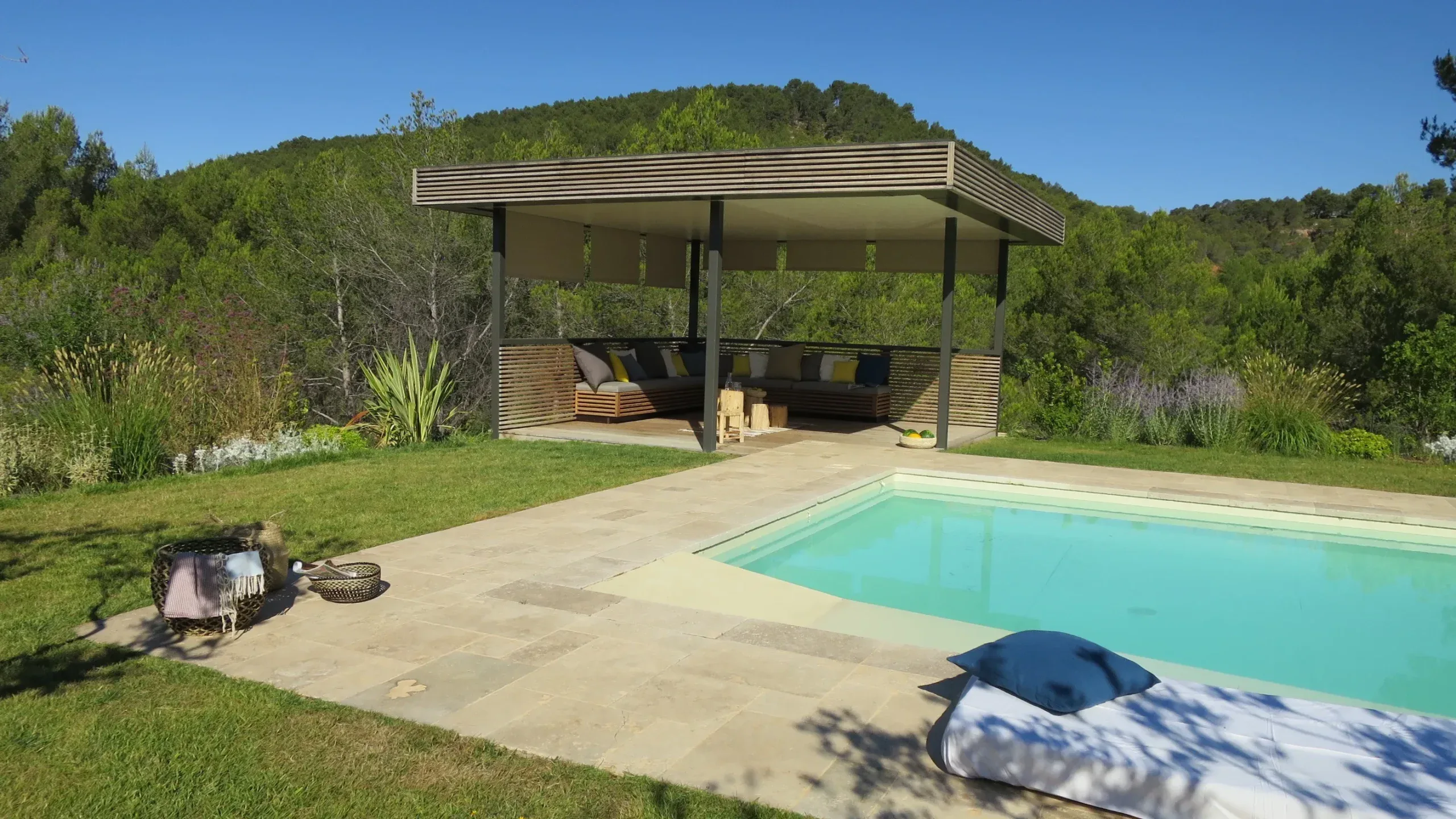 Pergola bois bioclimatique à Marseille
