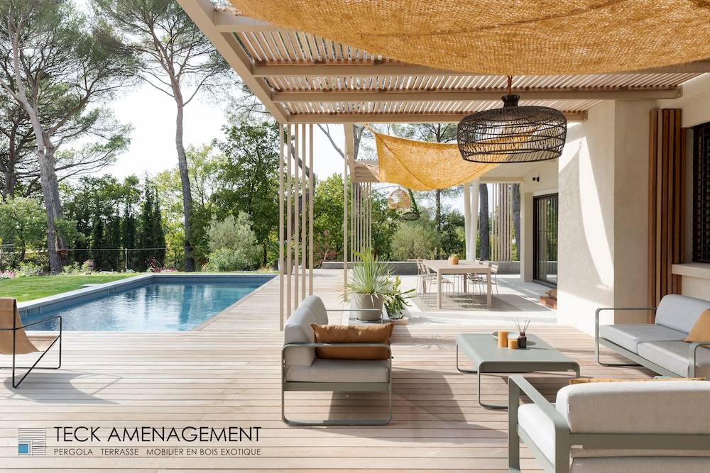 Terrasse en bois exotique avec mobilier moderne et piscine, idéale pour profiter du soleil et de la.