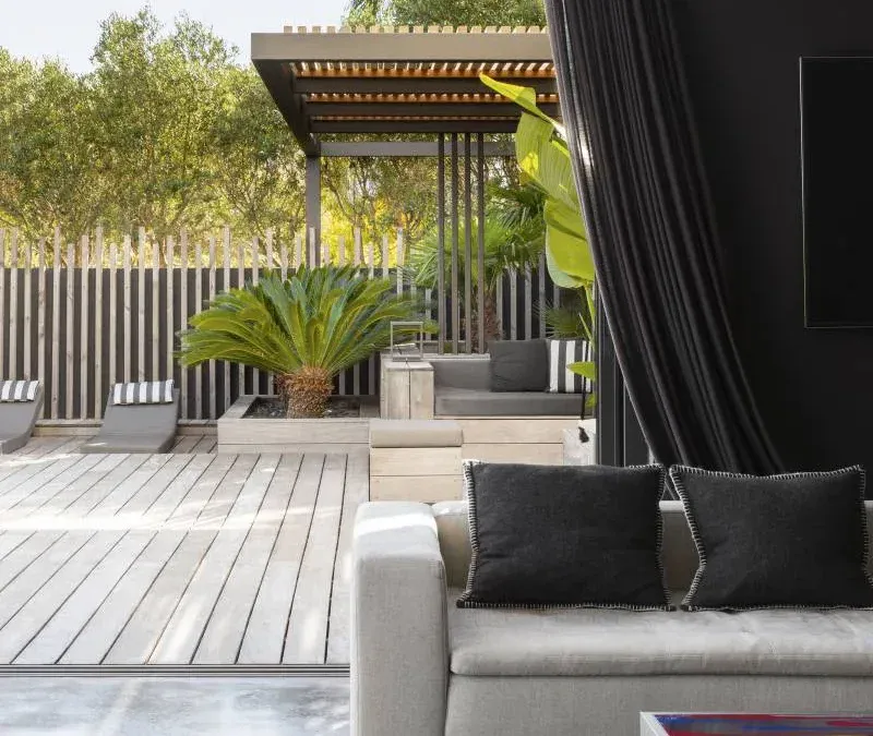 Conception d&rsquo;une pergola fer & bois exotique bioclimatique pour une villa à Sanary sur Mer (83)