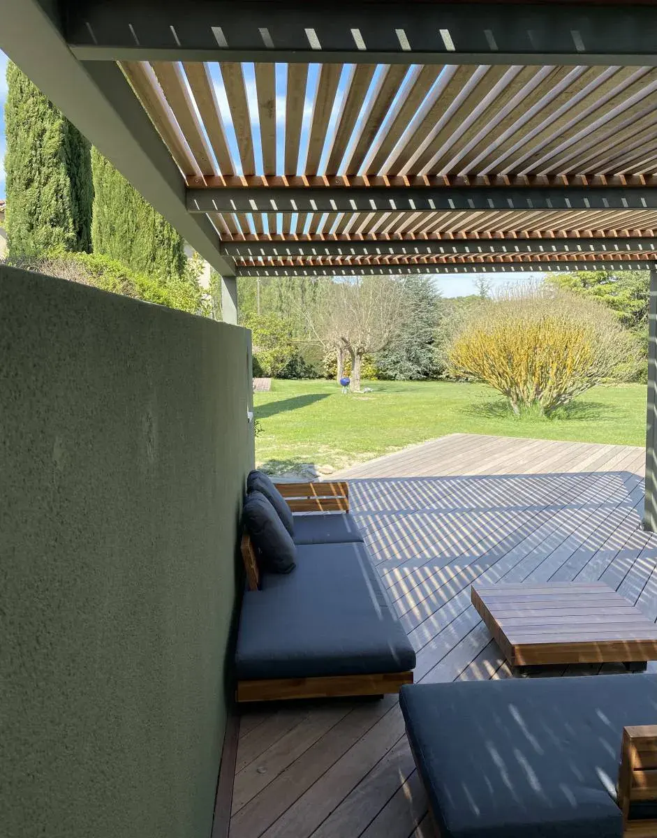 Pergola bois bioclimatique à Marseille