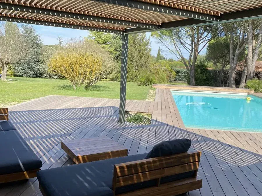 Les avantages d’une pergola bioclimatique en bois exotique et métal sur la Côte Bleue Marseille