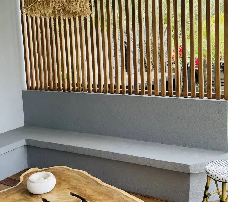 Installation de bardage en bois pour habillage extérieur villa à Aix en Provence Bouches du Rhône