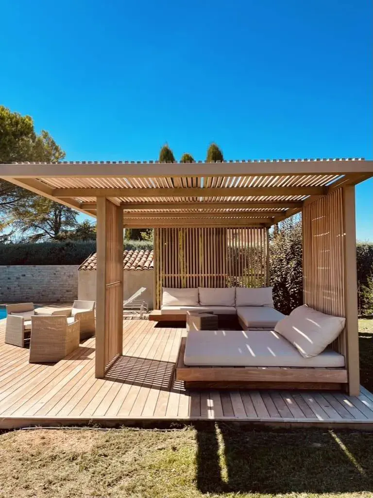 Pergola bois bioclimatique à Marseille