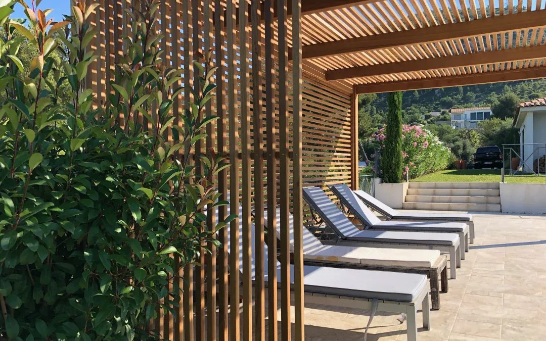 Envie de vous faire plaisir ? Optez pour une pergola bioclimatique en bois exotique unique avec Teck Aménagement Marseille