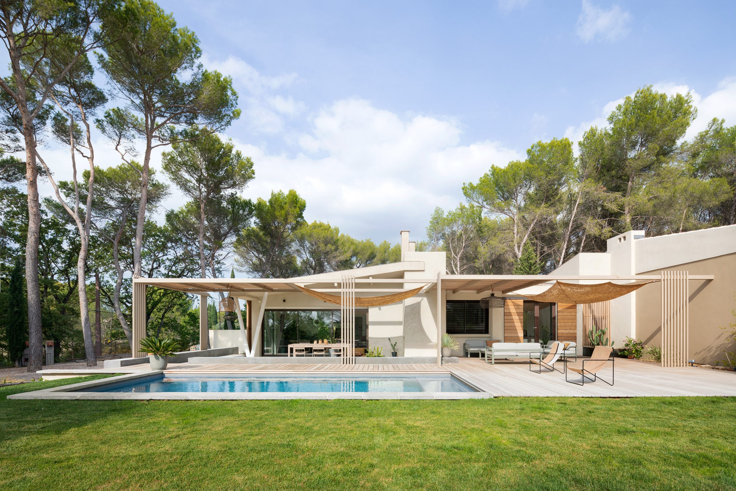 Plage de piscine bois à Saint-Cannat – Teck Aménagement Pergola bois bioclimatique à Marseille
