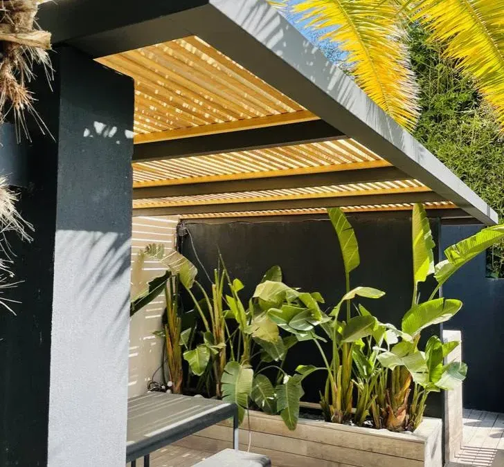 Jouez avec les ombres ! Pergola Marseillaise bioclimatique en bois exotique sans entretien..