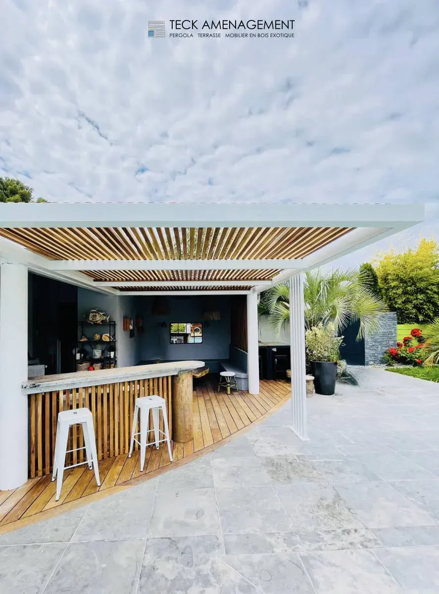 Pergola en bois avec espace bar extérieur et mobilier contemporain.