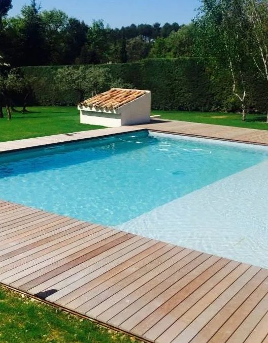 Conception et fabrication d&rsquo;une plage de piscine en bois exotique