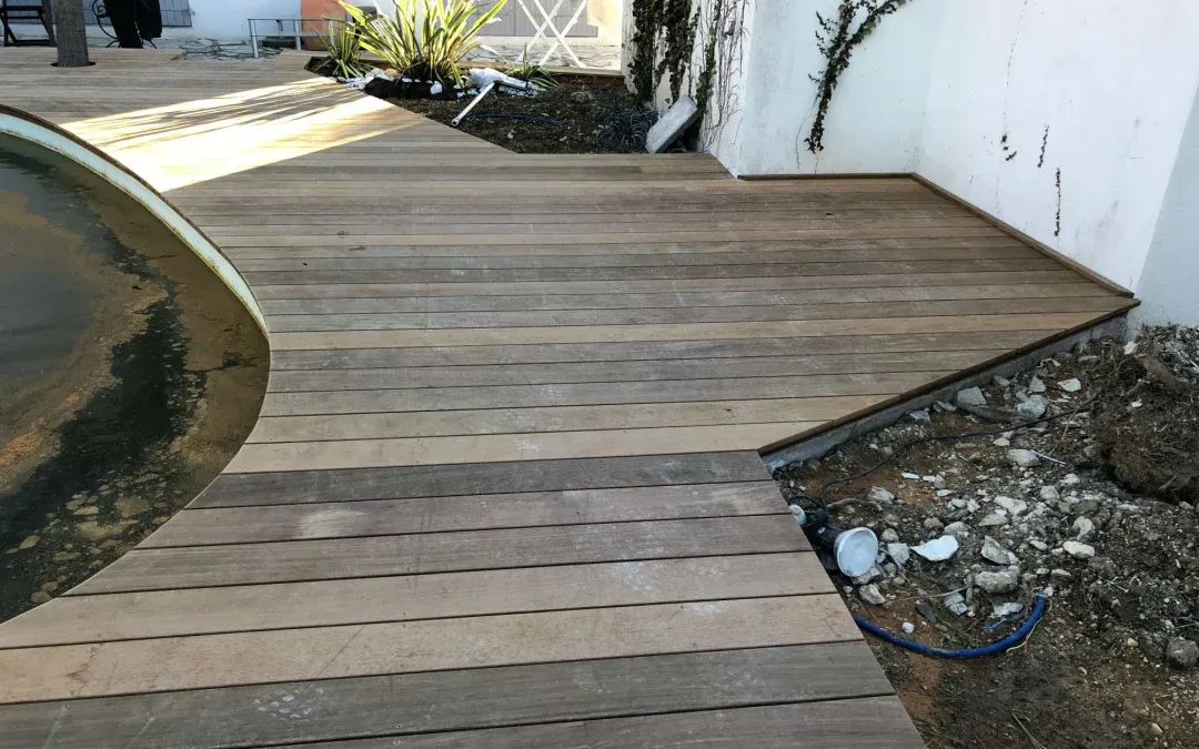 Rénovation et agrandissement d&rsquo;un contour de piscine ovale en ipé à Marseille