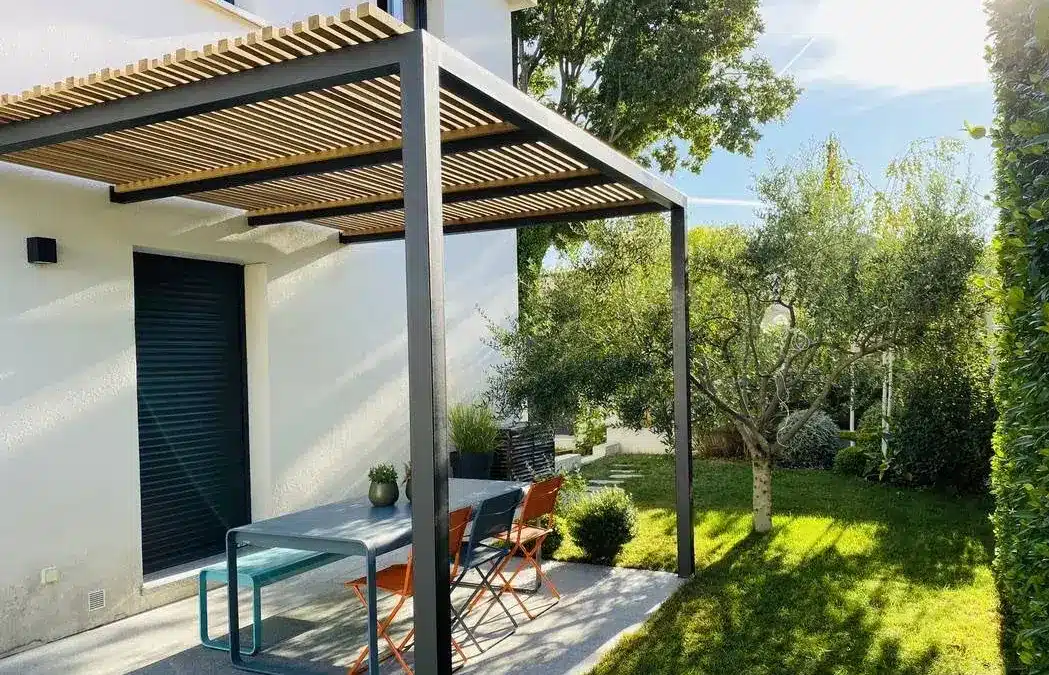 Laissez libre cours à vos envies, création et pose de pergola bioclimatique en bois exotique et métal de 15 m² à Aix en Provence