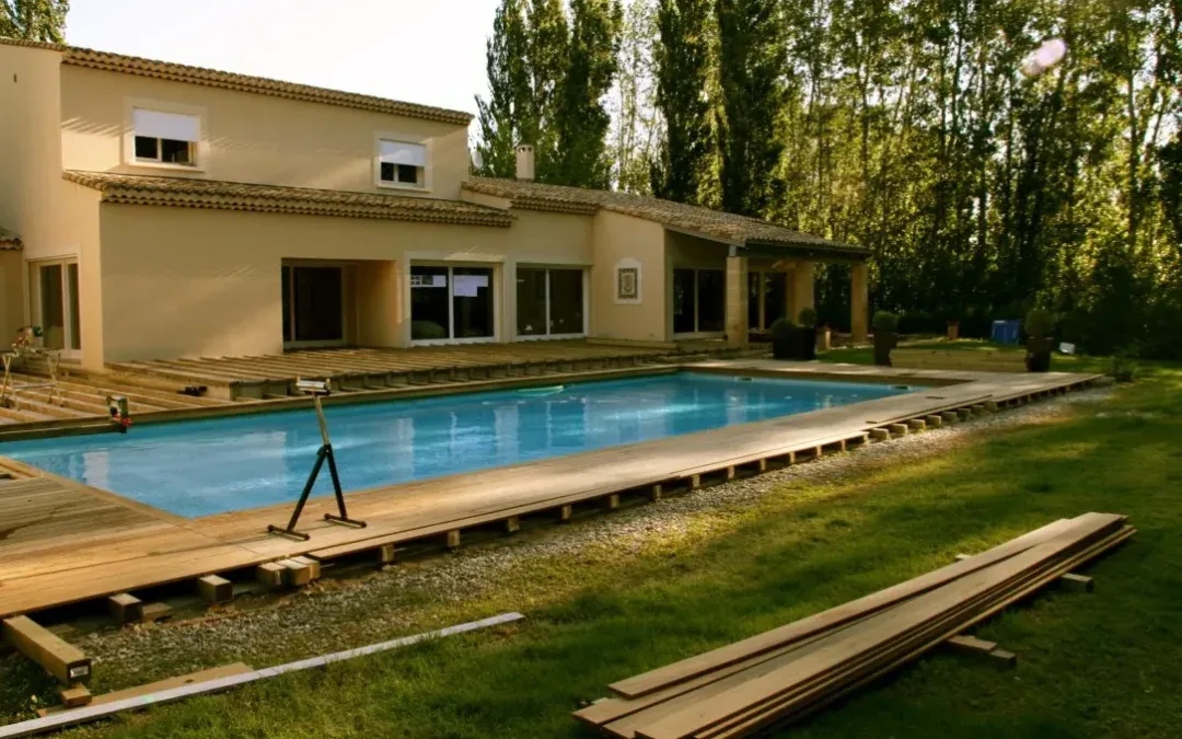 Création et installation d’une terrasse en ipé de 150M2 et d’une plage de piscine en ipé 180 M2 à Marseille