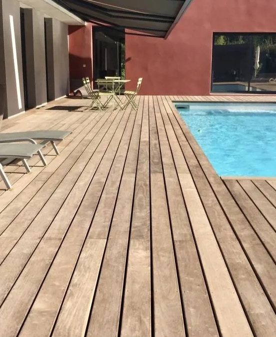 Relooking d&rsquo;une plage de piscine : éclairage d&rsquo;un tour de piscine et d&rsquo;une terrasse bois exotique à Aix en Provence.