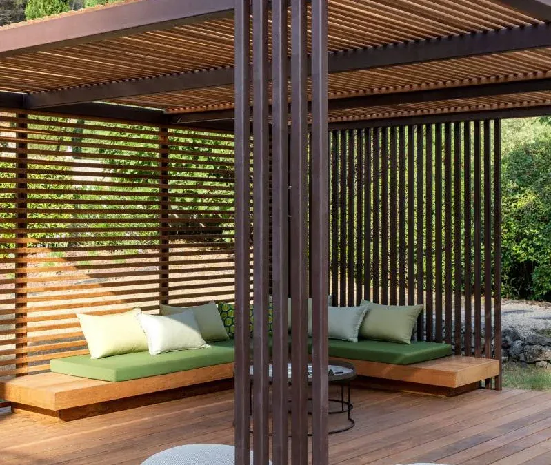 En Provence la pergola s&rsquo;impose sur votre terrasse. Teck Aménagement vous propose des solutions.