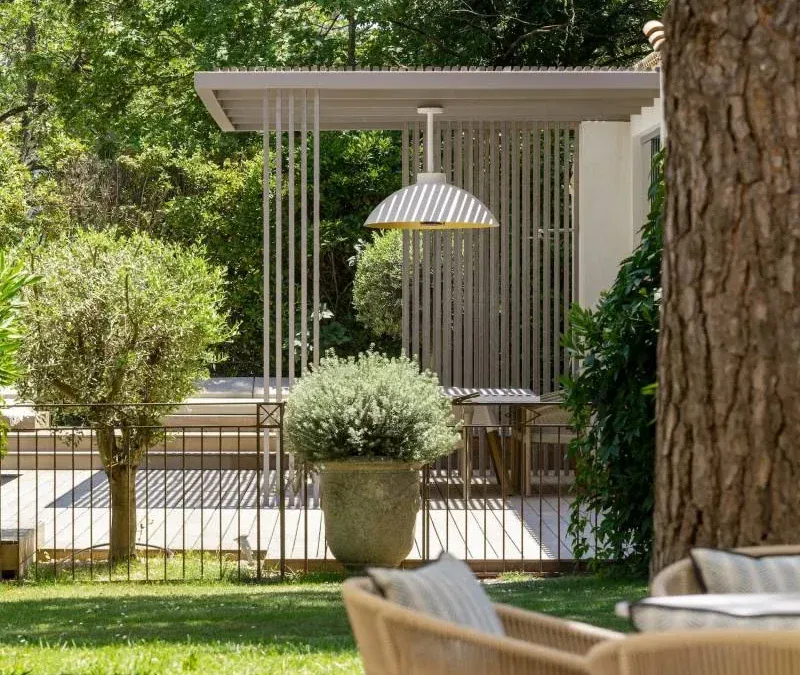 La pergola bois bioclimatique : esthétique et fonctionnelle pour un bord de mer à Cassis