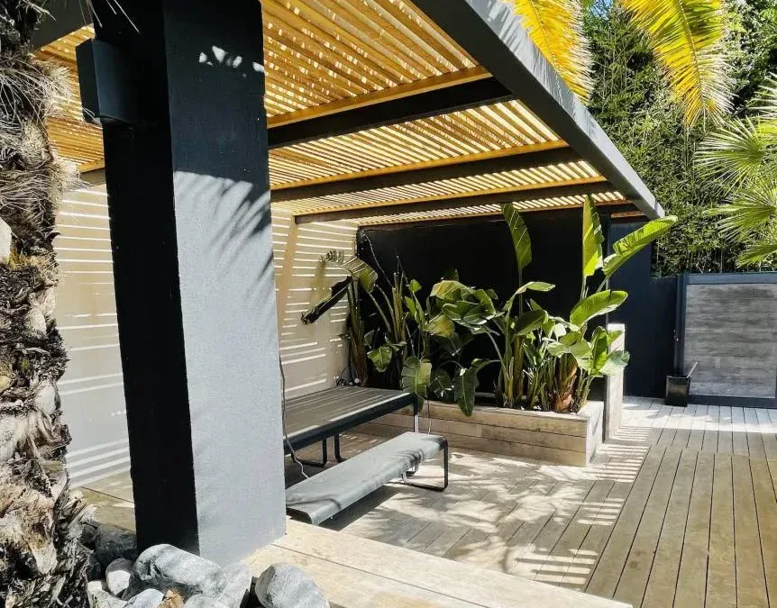 Pourquoi choisir une création Originale ! Nous vous proposons la conception d’une pergola bioclimatique en bois exotique Design. Réalisation à Sanary sur Mer près de Bandol