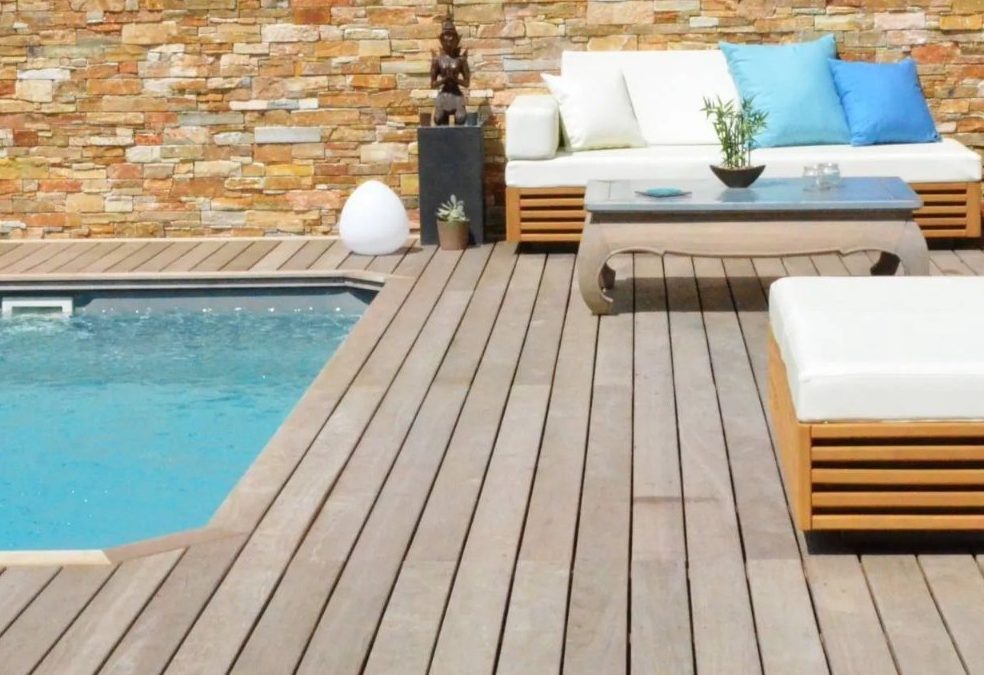 CREATION DE PISCINE ESPACE SALON EXTERIEUR EN BOIS ET FABRICATION DE MOBILIER EN BOIS A SAINT VICTORET