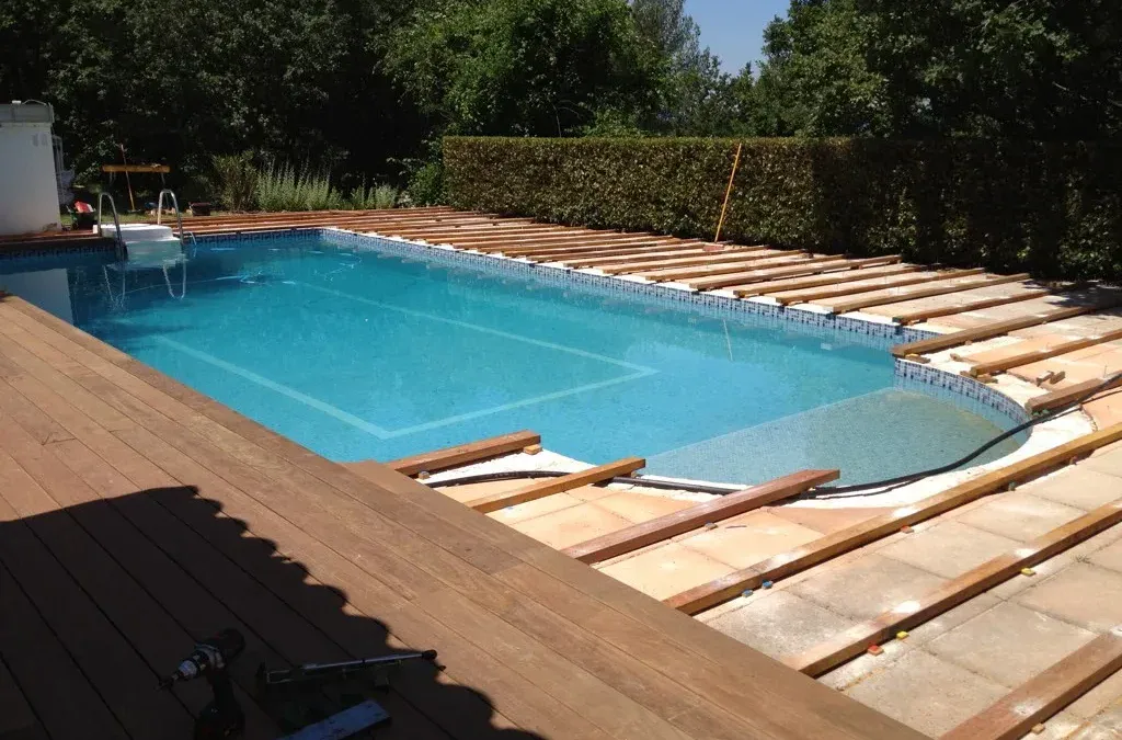 Aménagement extérieur avec la création et la pose d’une plage de piscine en ipé de 100 M² d’une maison à Marseille