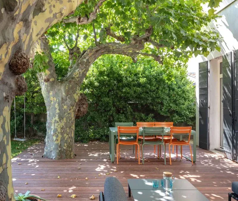 Comment dégriser sa terrasse en bois pour retrouver sa couleur originelle à Marseille