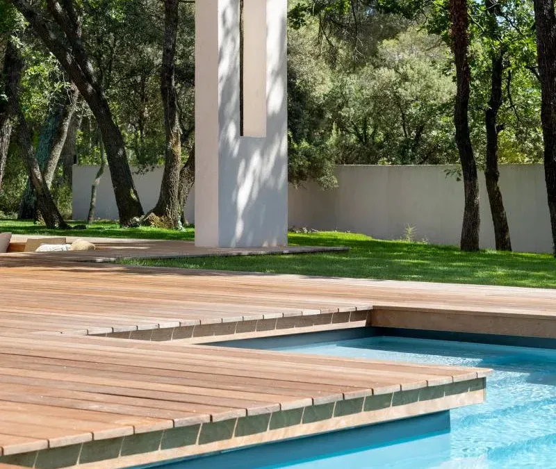 Création d’une plage de piscine en bois pour une villa à Saint Cannat près d’Aix en Provence