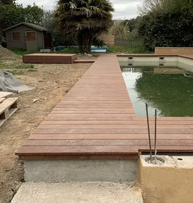 Création et pose de tour de piscine en bois sur-mesure pour une maison à Marseille