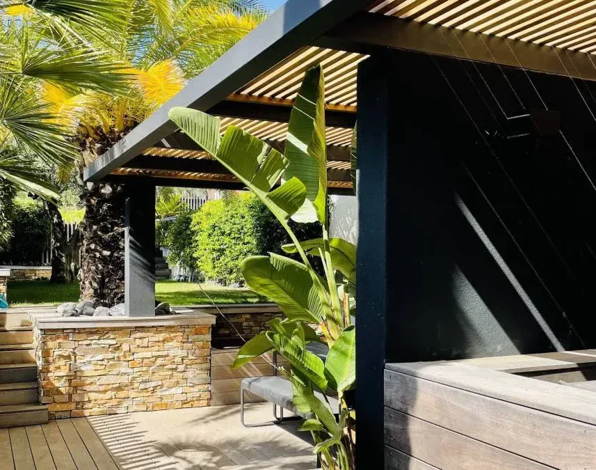 Pergola bois bioclimatique Marseille Les Catalans faites vous plaisir contactez Teck Aménagement pour votre futur projet.