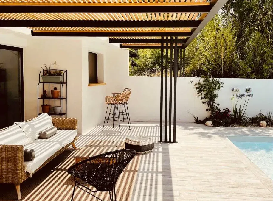 Pergola bois exotique et acier à Sausset-les-Pins sur la Côte Bleue