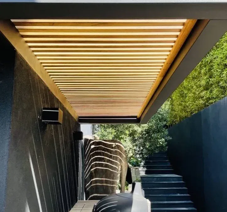 Les avantages de la pergola en bois bioclimatique par rapport à une pergola en aluminium à Cabriès / Calas