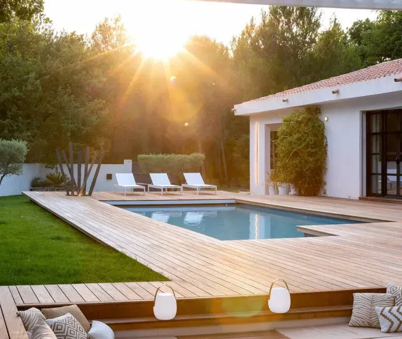 Original et confortable ! création et l’installation d’un espace sous pergola bioclimatique en aluminium blanc pour une villa à Marseille