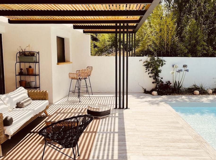 Pergola bioclimatique structure métallique et habillage bois exotique à Marseille