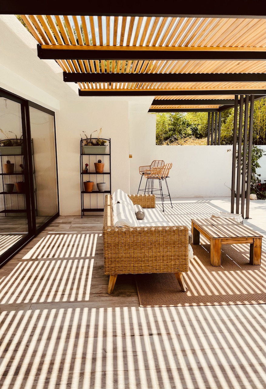 Les avantages d’une pergola bioclimatique bois à Marseille, été comme hiver1 Pergola bois bioclimatique à Marseille
